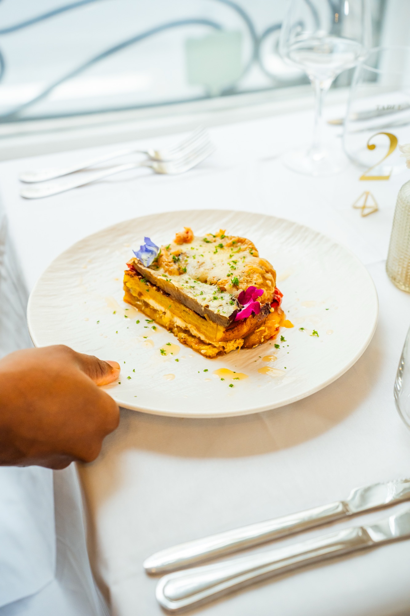 La Plantagna, lasagne de plantains mûrs servie à table
